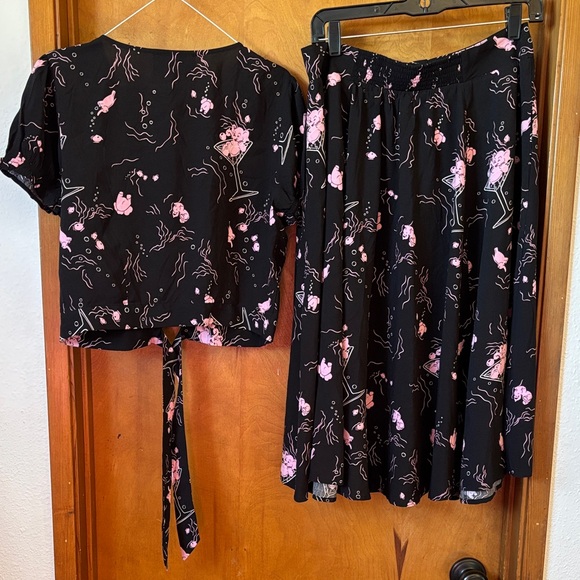 Collectif Black and Pink Cocktail Print Blouse and Skirt - Picture 8 of 8